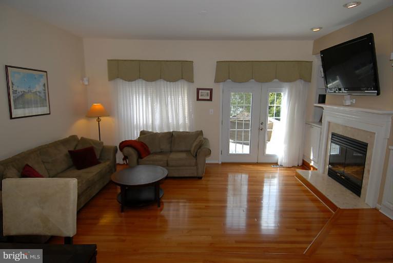12005 Edgemere Circle Reston, VA 20190 - Photo 3 of 29 Living Room