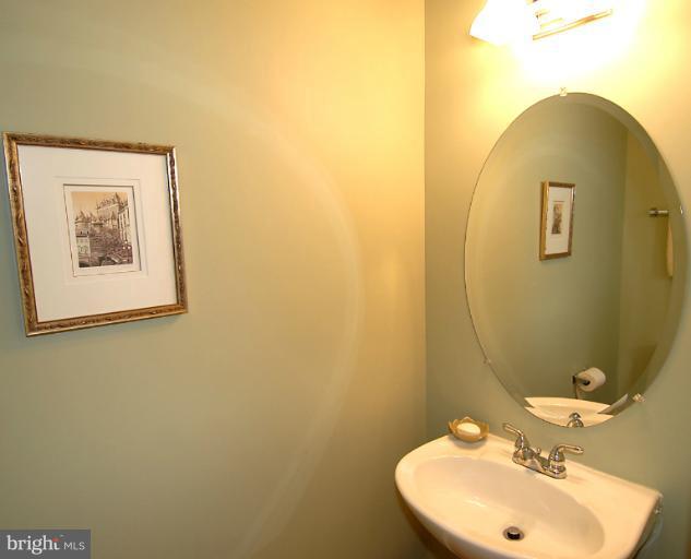 12005 Edgemere Circle Reston, VA 20190 - Photo 21 of 29 Powder Room