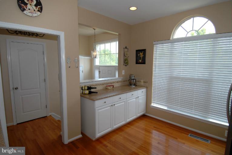 12005 Edgemere Circle Reston, VA 20190 - Photo 22 of 29 Kitchen