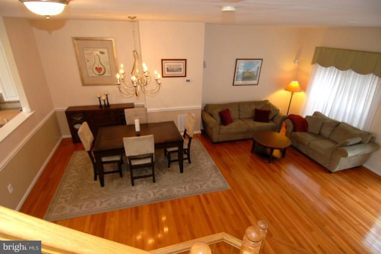 12005 Edgemere Circle Reston, VA 20190 - Photo 23 of 29 Living Room