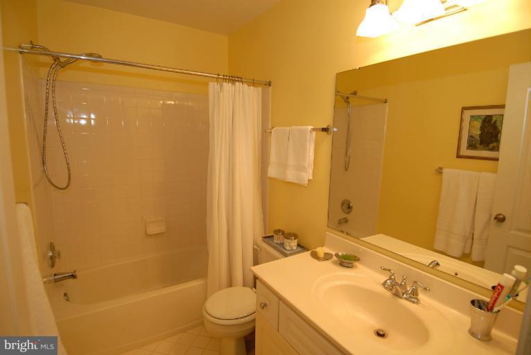 12005 Edgemere Circle Reston, VA 20190 - Photo 25 of 29 Full Bath 2