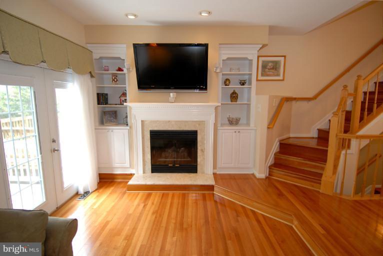 12005 Edgemere Circle Reston, VA 20190 - Photo 8 of 29 Living Room