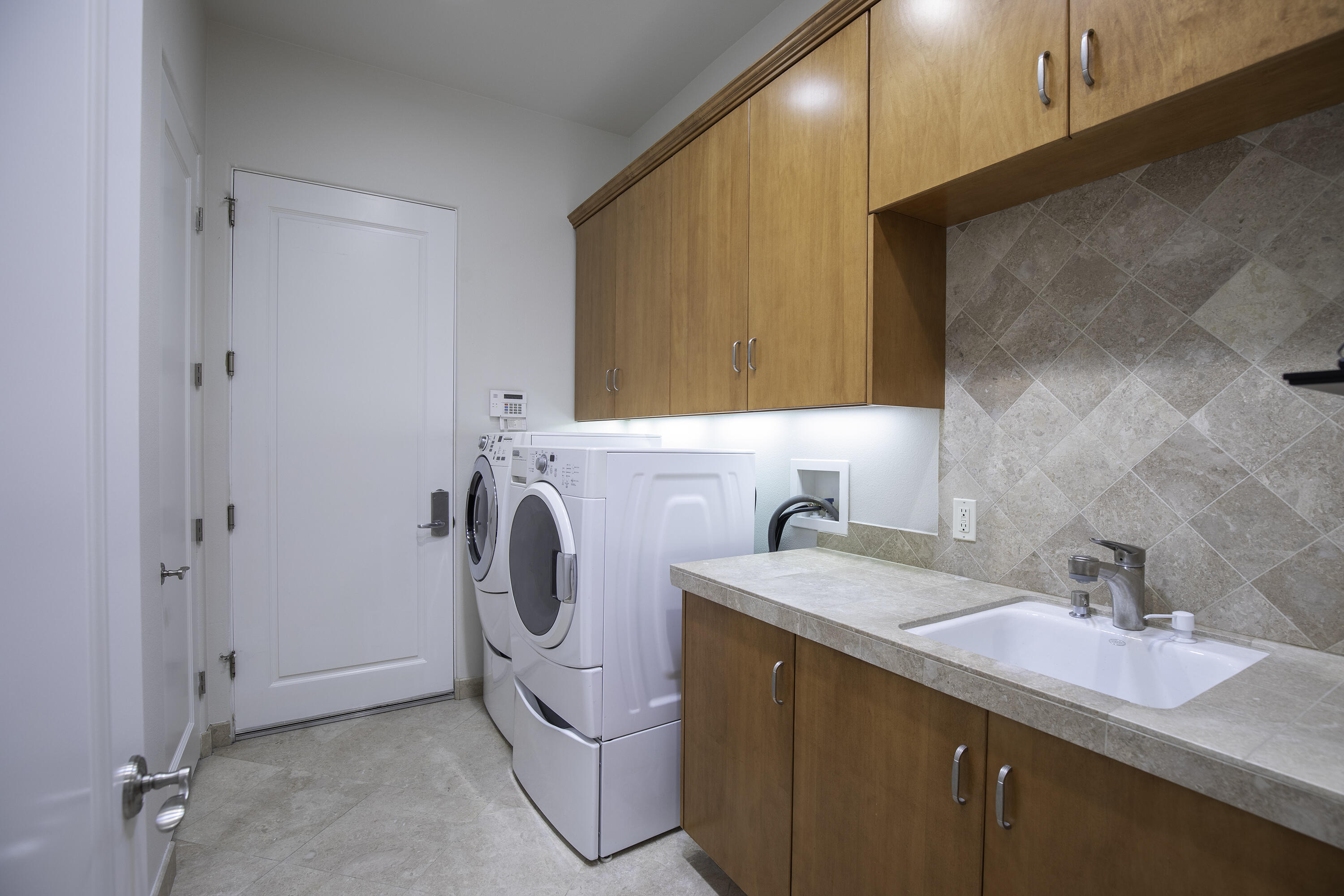 72737 Verbenia Road Rancho Mirage, CA 92270 - Photo 26 of 29 a utility room with sink dryer and washer