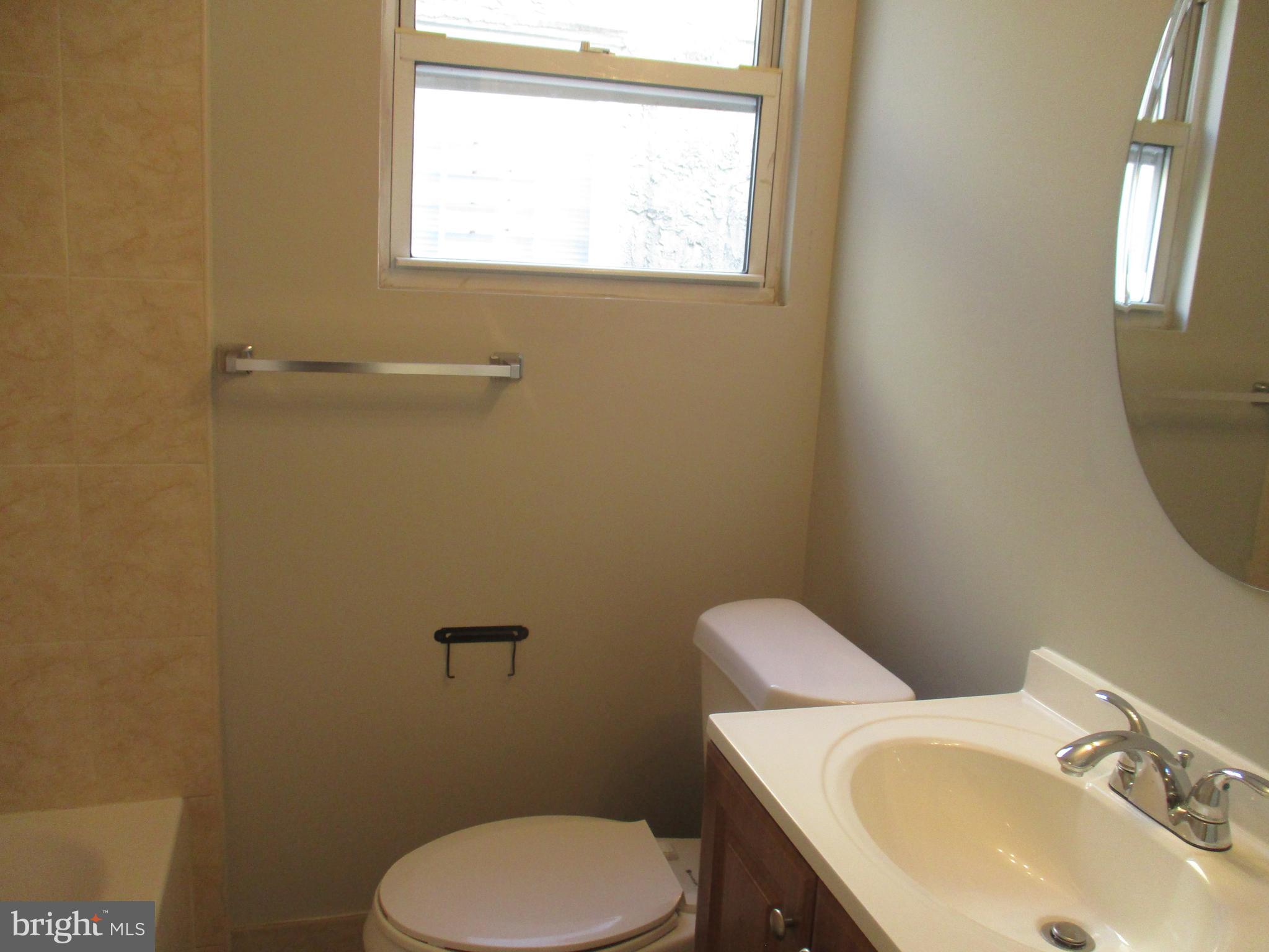 1914 Pierce Street Philadelphia, PA 19145 - Photo 15 of 17 Hall Bathroom