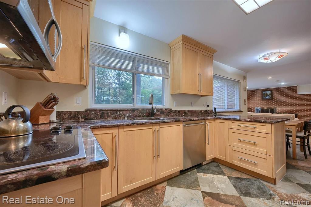 6938 North Springridge Road West Bloomfield, MI 48322 - Photo 12 of 30