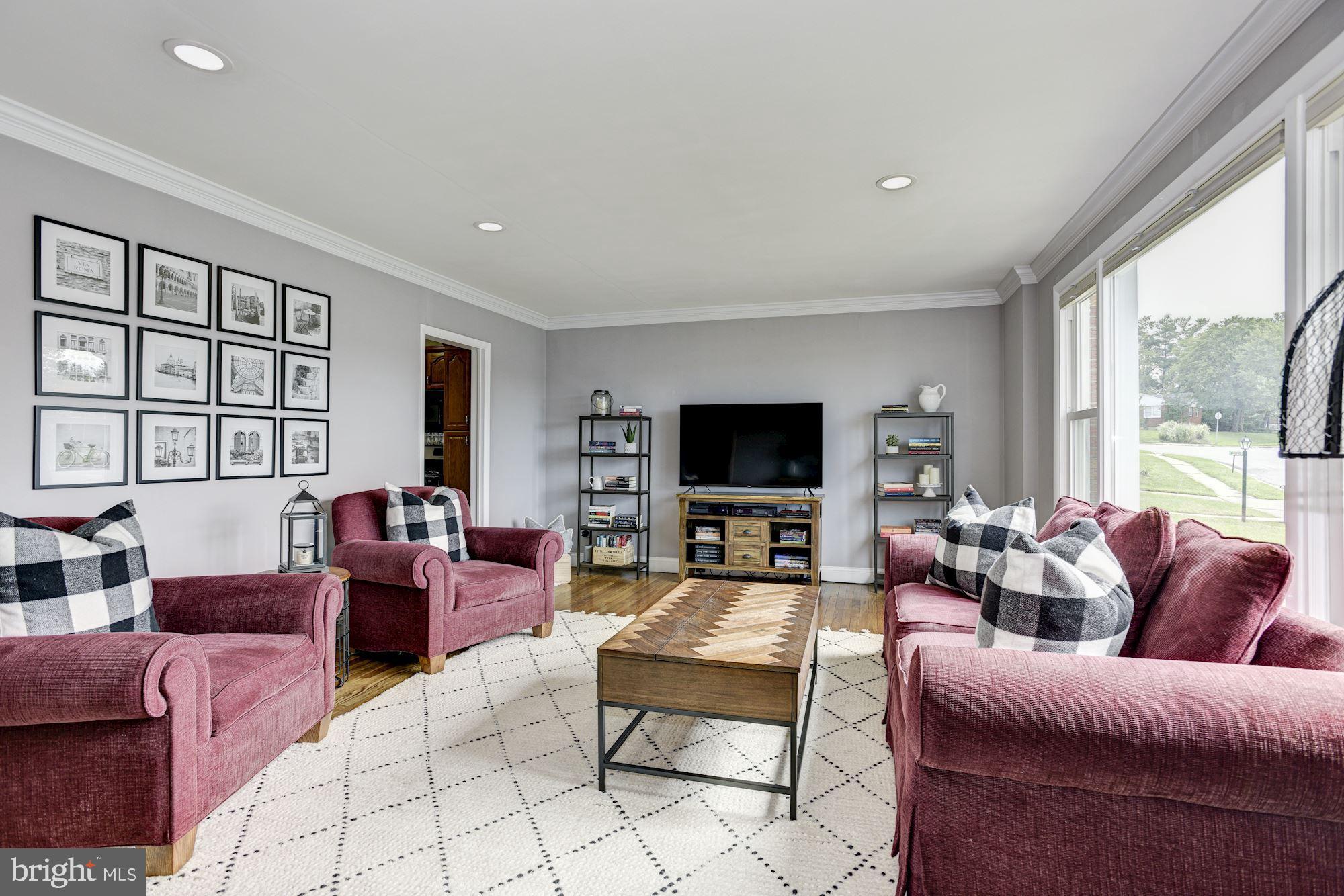 2416 Harwood Road Baltimore, MD 21234 - Photo 4 of 31 Living Room