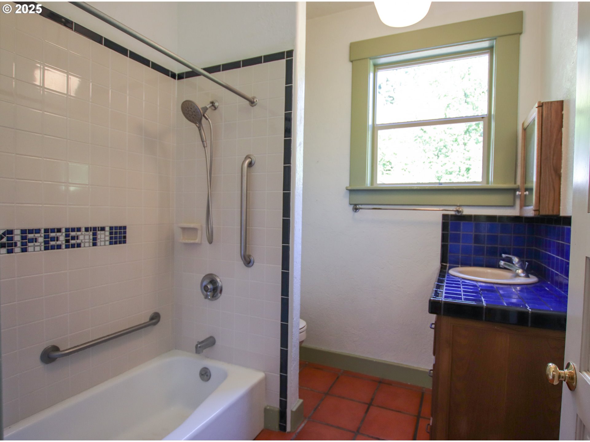 92976 Deadwood Creek Road Deadwood, OR 97430 - Photo 16 of 46 a bathroom with a bathtub and a shower
