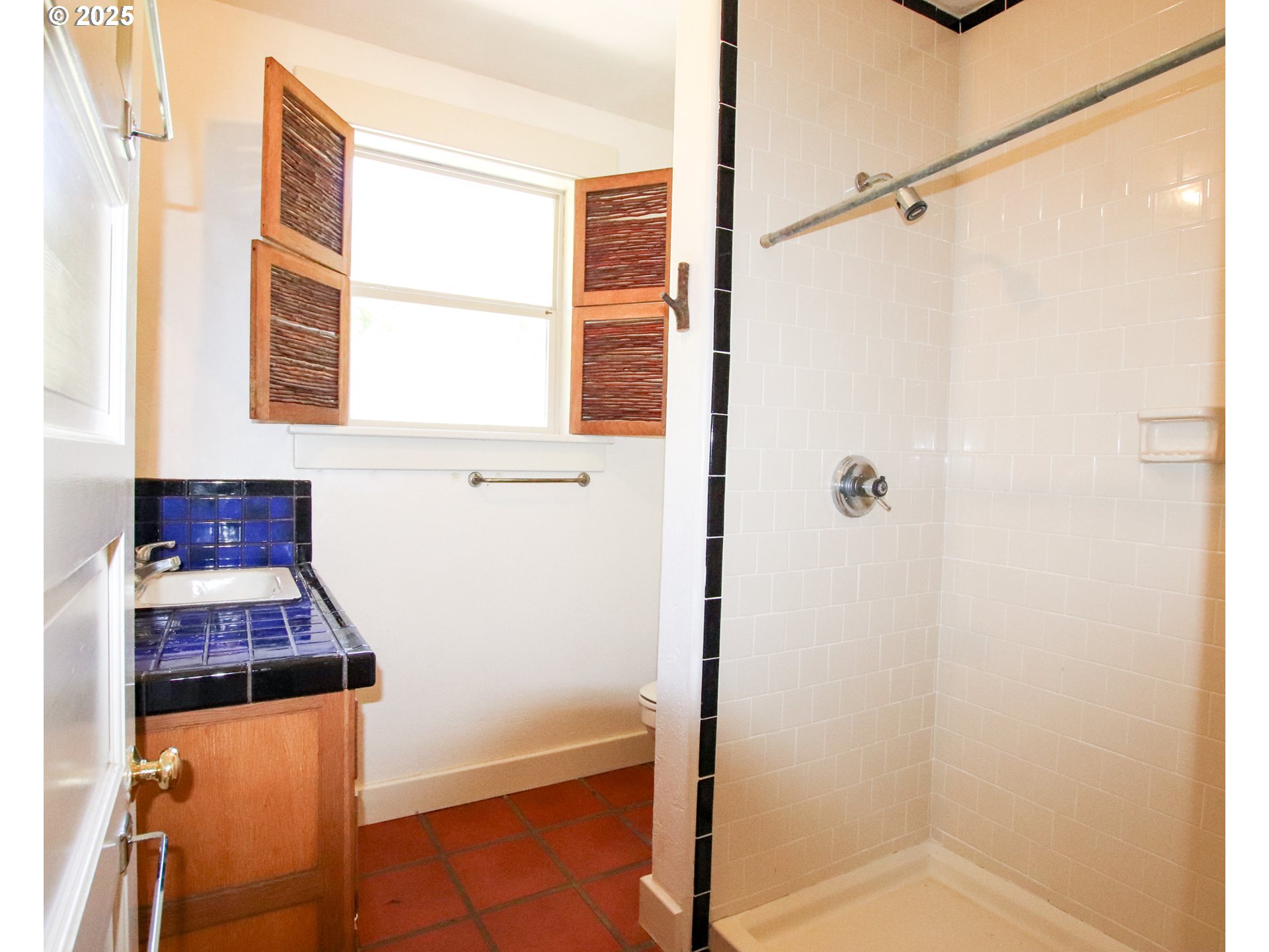 92976 Deadwood Creek Road Deadwood, OR 97430 - Photo 25 of 46 a bathroom with a bathtub and shower