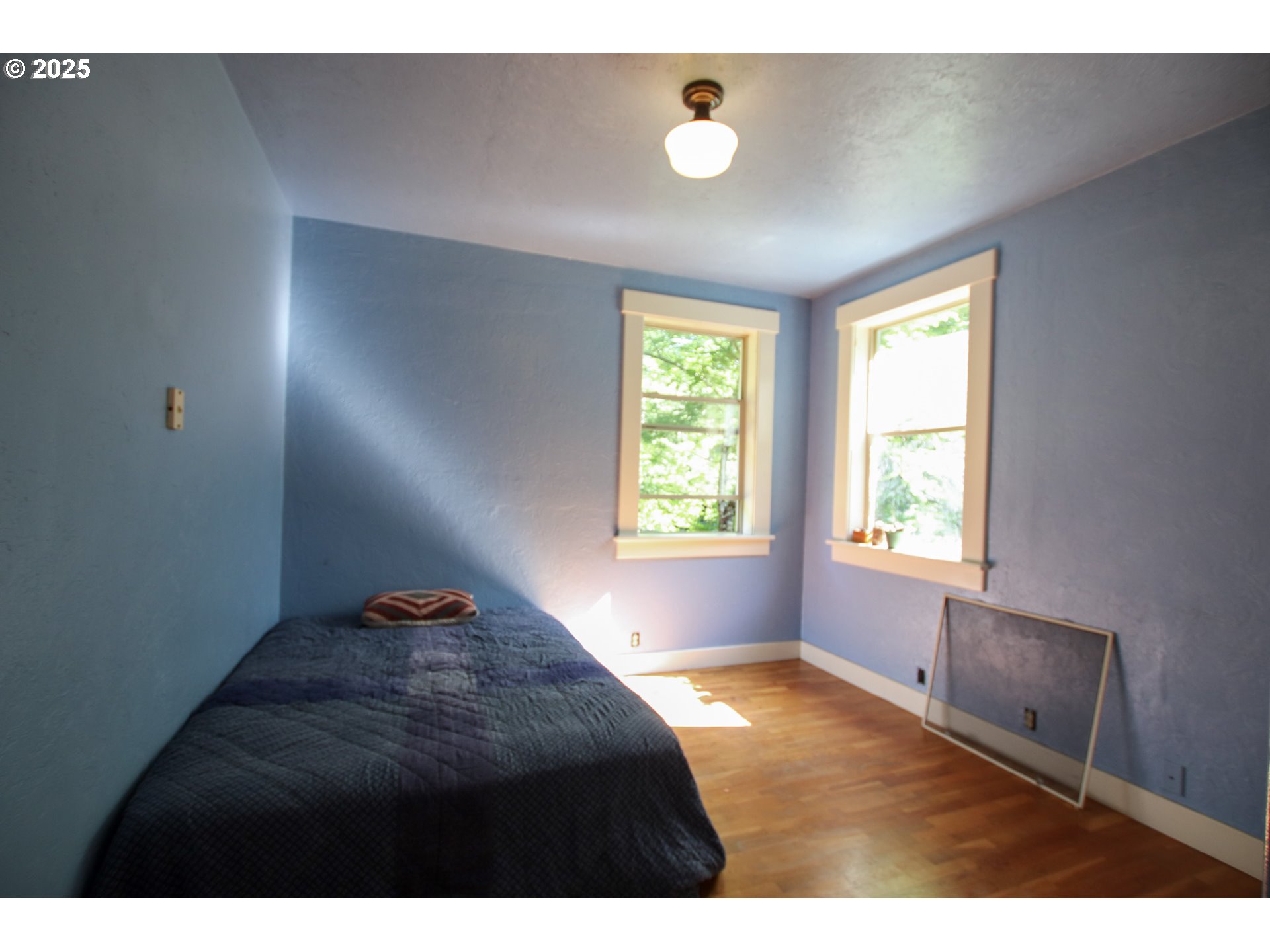 92976 Deadwood Creek Road Deadwood, OR 97430 - Photo 26 of 46 a bedroom with a bed and a window