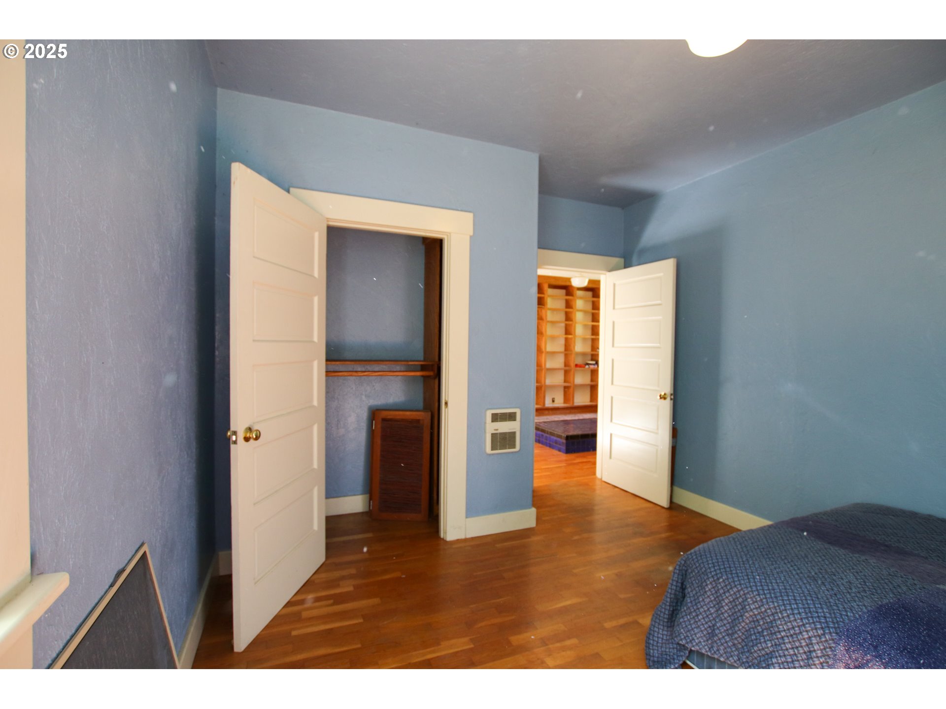 92976 Deadwood Creek Road Deadwood, OR 97430 - Photo 27 of 46 a view of an empty room with closet and a window