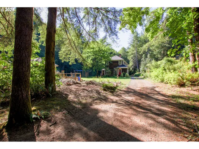 a view of a backyard with garden