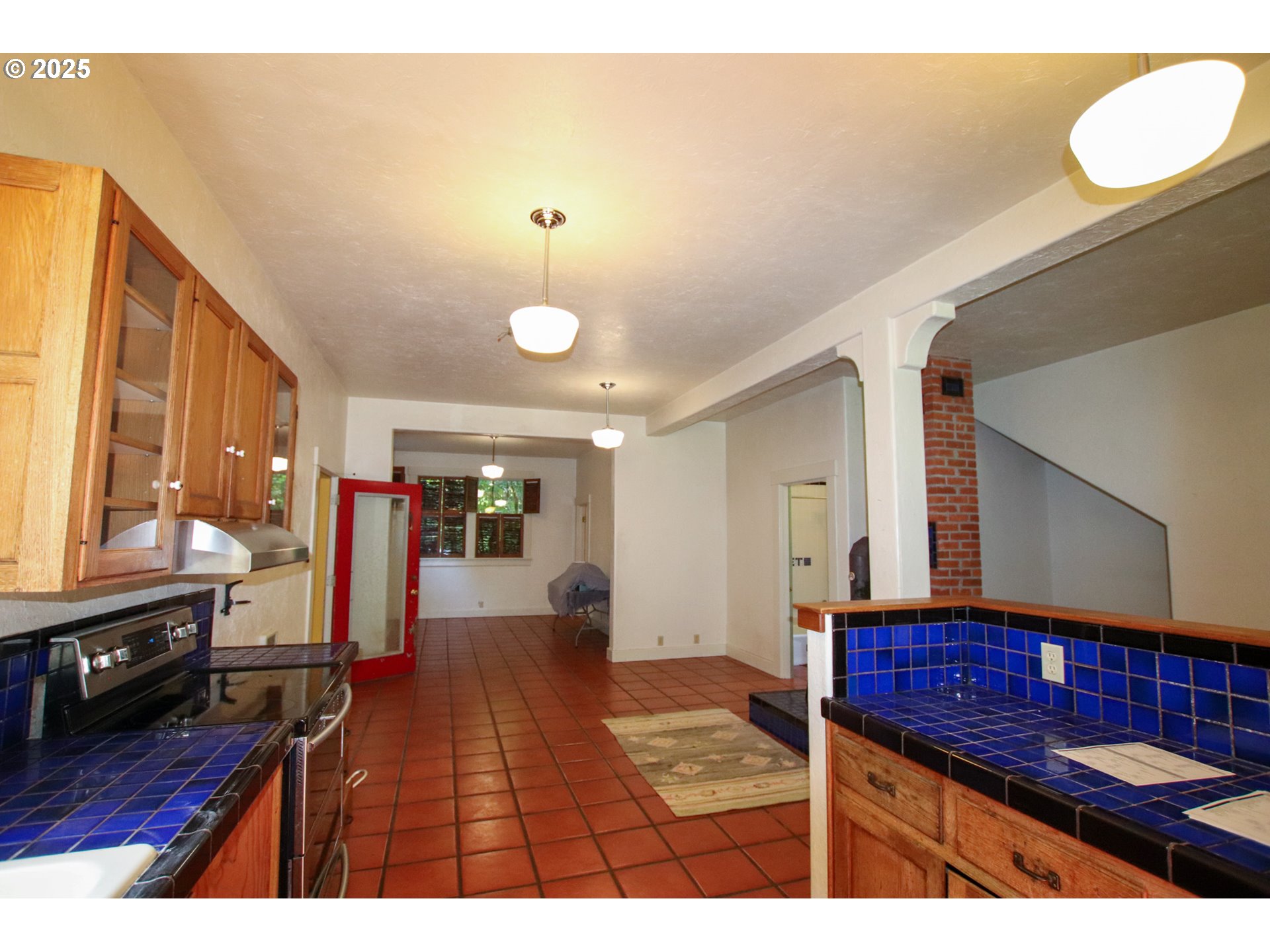 92976 Deadwood Creek Road Deadwood, OR 97430 - Photo 32 of 46 a view of a hallway with wooden floor and furniture