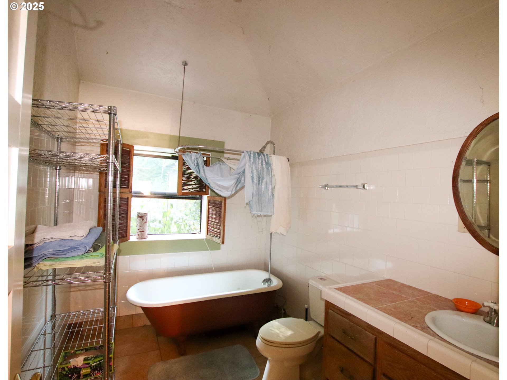 92976 Deadwood Creek Road Deadwood, OR 97430 - Photo 42 of 46 a bathroom with a toilet a sink and mirror