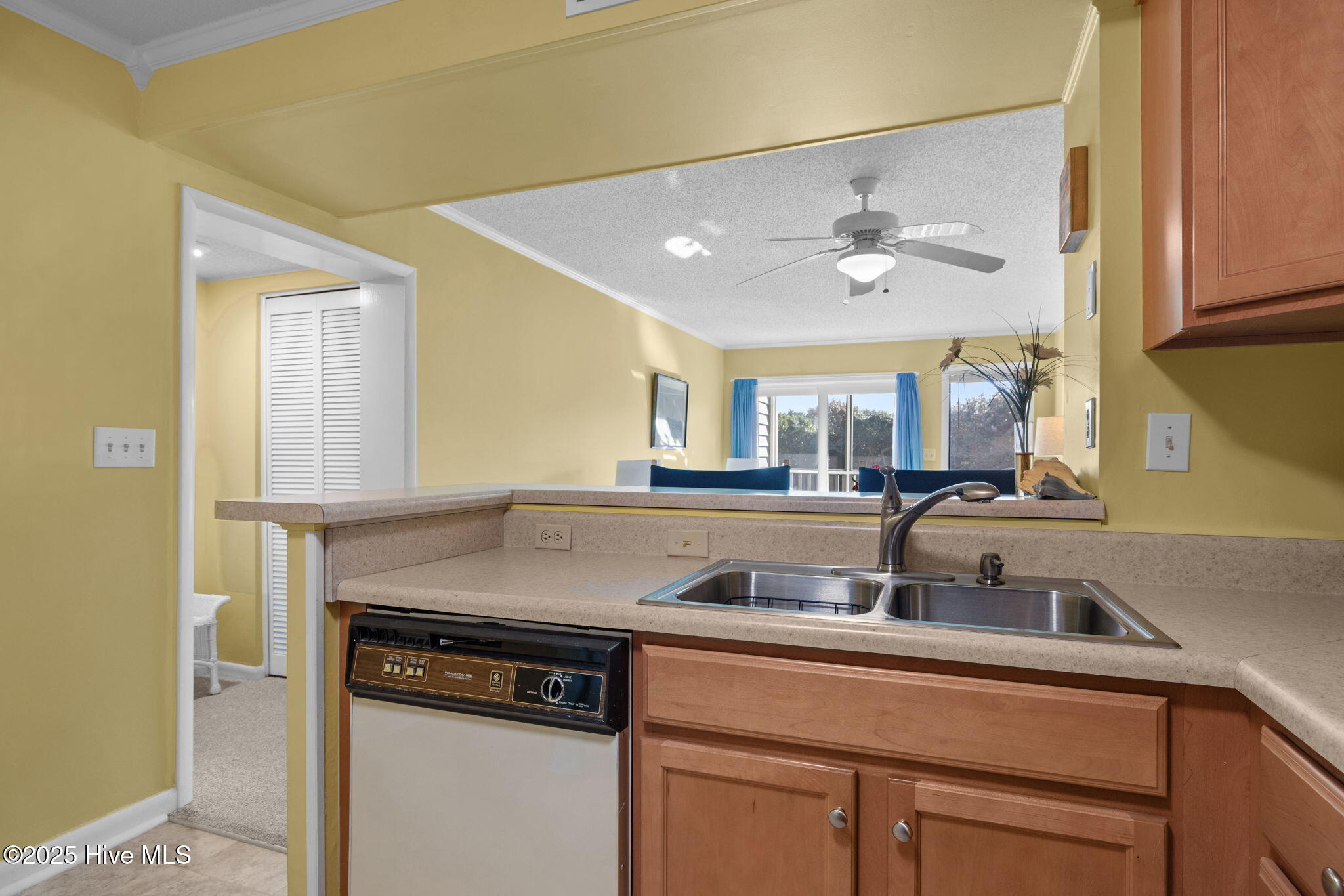 2509 West Fort Macon Road, Unit 103B Atlantic Beach, NC 28512 - Photo 5 of 48 Kitchen