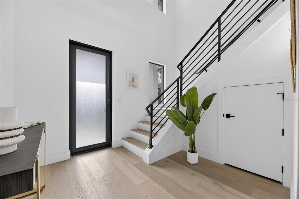 2335 Oak Terrace Sarasota, FL 34231 - Photo 5 of 82 a view of entryway