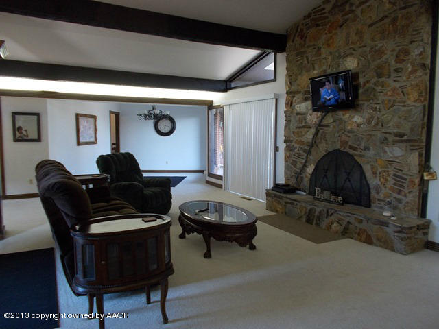 7 Sheffield Road Amarillo, TX 79124 - Photo 8 of 20 living area 1
