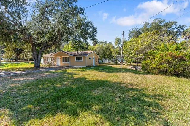 a view of a house with a yard