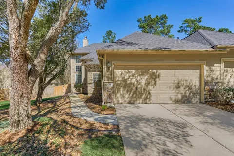 a view of backyard with a garden