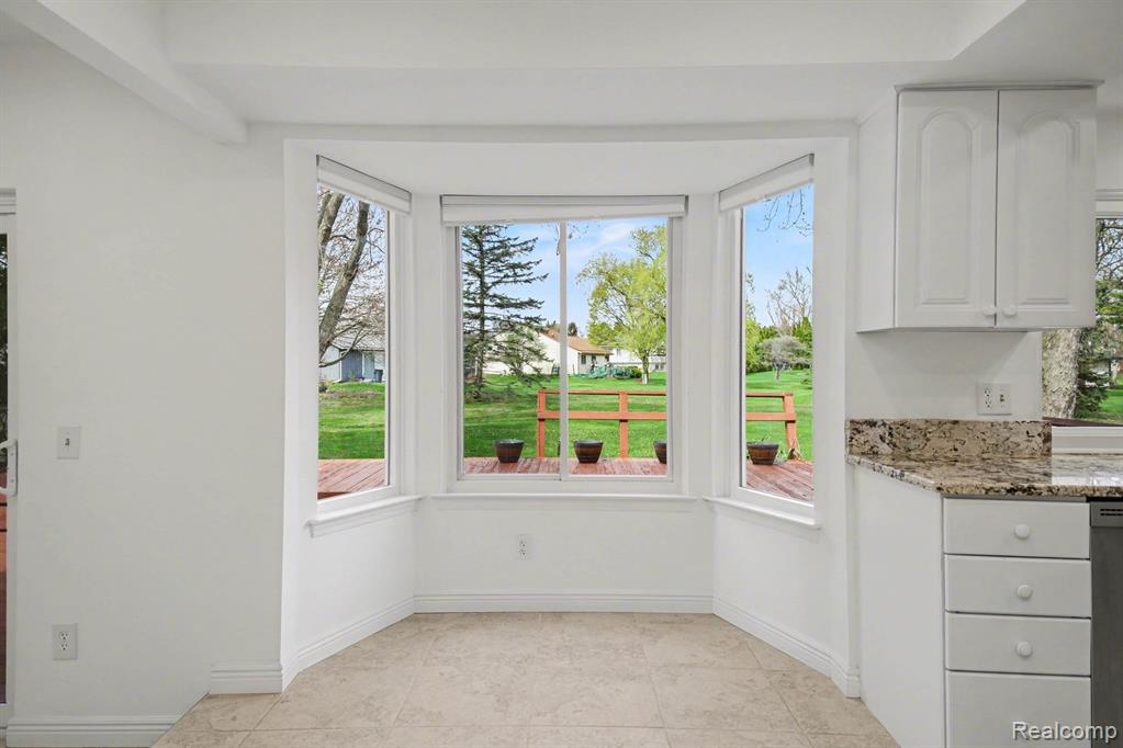 5040 Patrick Road West Bloomfield, MI 48322 - Photo 9 of 30 Gallery Image 9