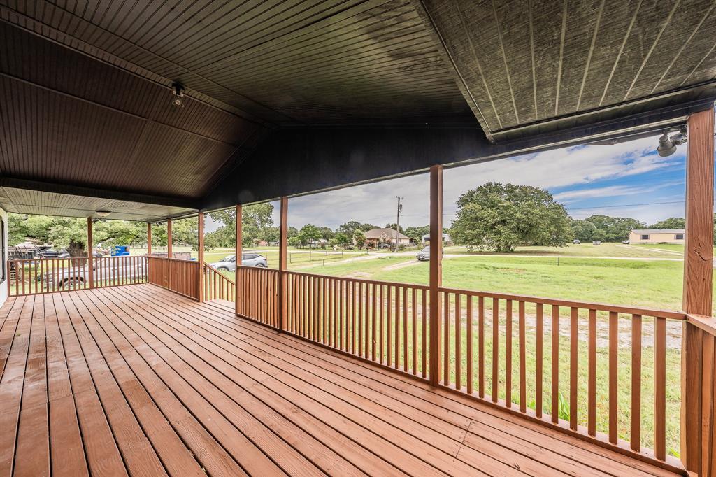 153 Clay Court Springtown, TX 76082 - Photo 4 of 38
