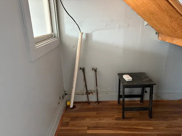 a view of entryway with a door