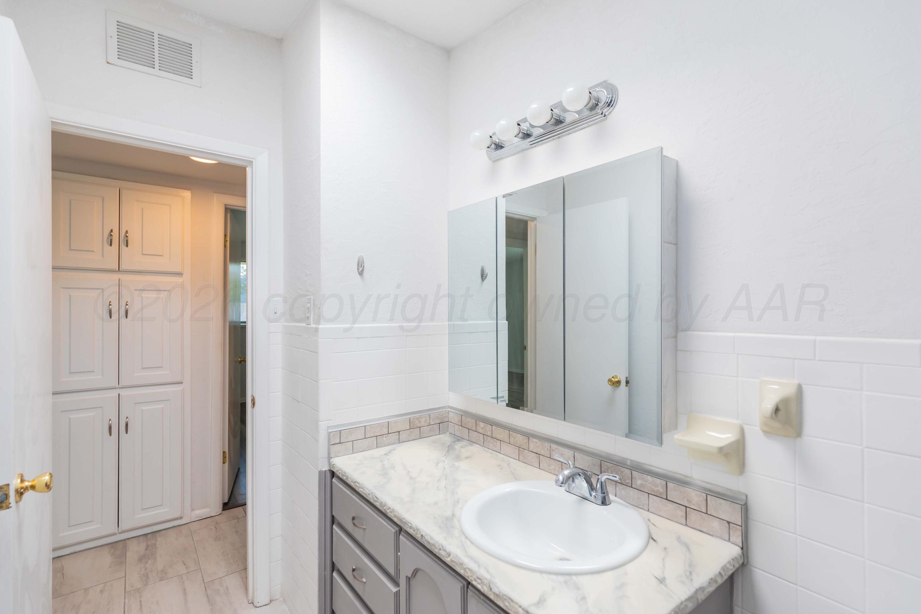 4419 South Ong Street Amarillo, TX 79110 - Photo 22 of 28 BATHROOM VIEW 1
