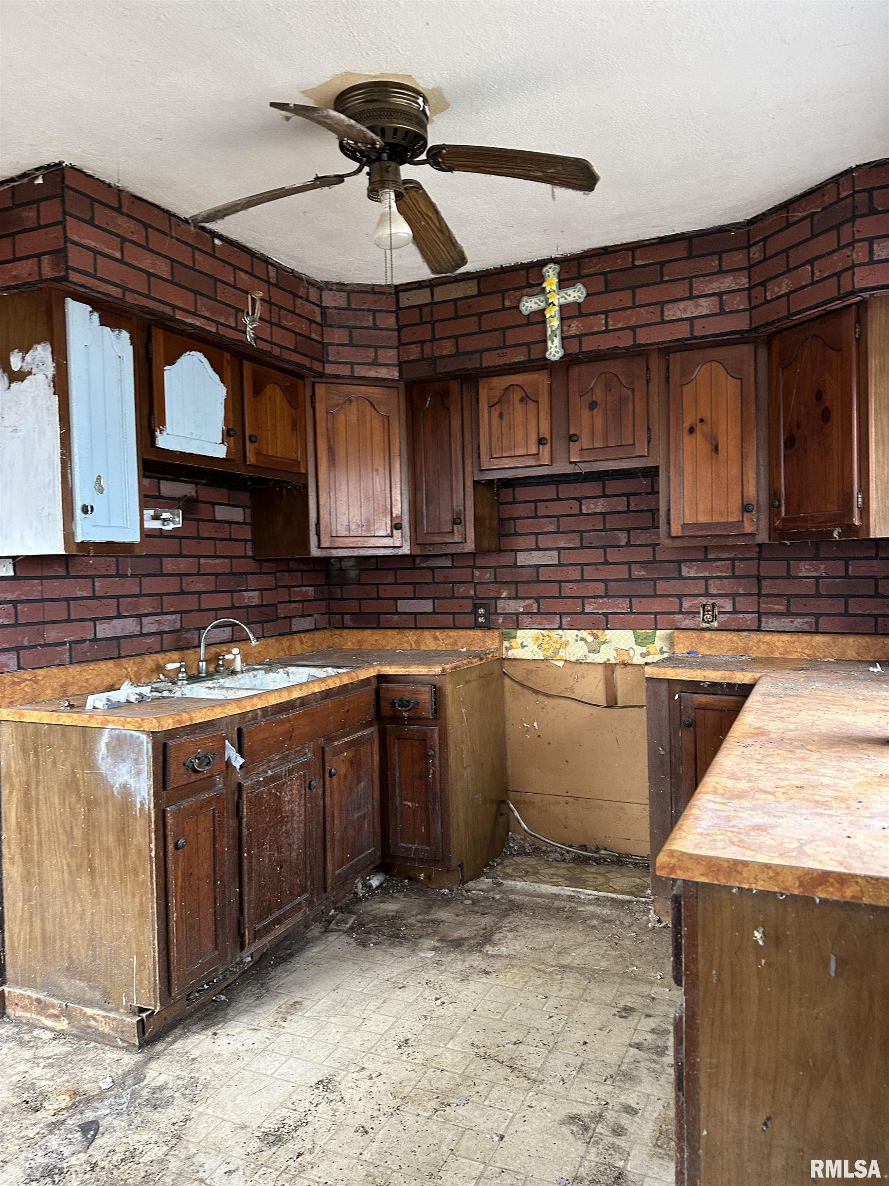 128 East Ash Street Canton, IL 61520 - Photo 2 of 8