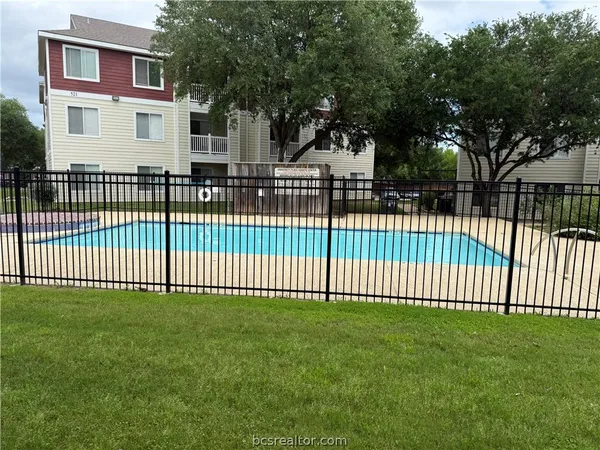 $450 | 527 Southwest Parkway, Unit 104, College Station, TX 77840