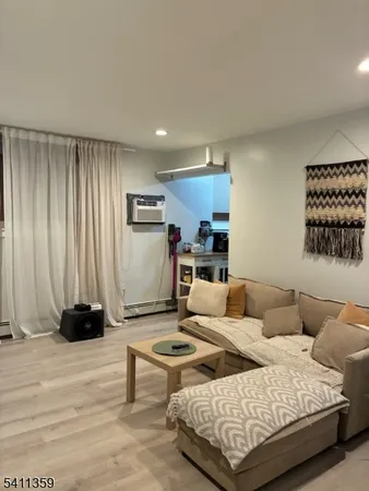 $1,750 | 826 West Grand Street, Unit 1E, Elizabeth, NJ 07202