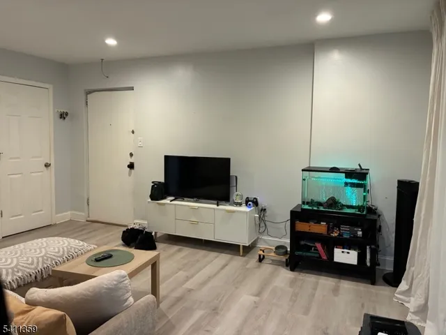 $1,800 | 826 West Grand Street, Unit 1E, Elizabeth, NJ 07202