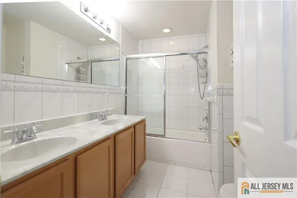 $450,000 | 125 Adamecs Way, Unit 26, South Amboy, NJ 08879