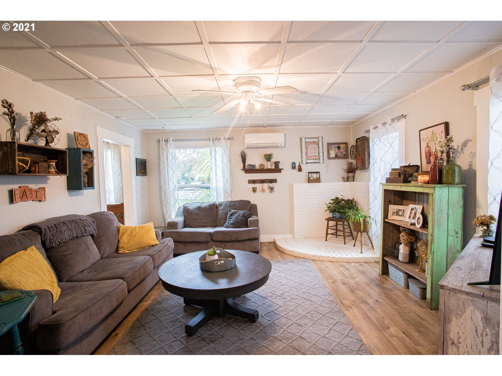 1620 Kellogg Road Springfield, OR 97477 - Photo 11 of 21 a living room with furniture and a wooden floor