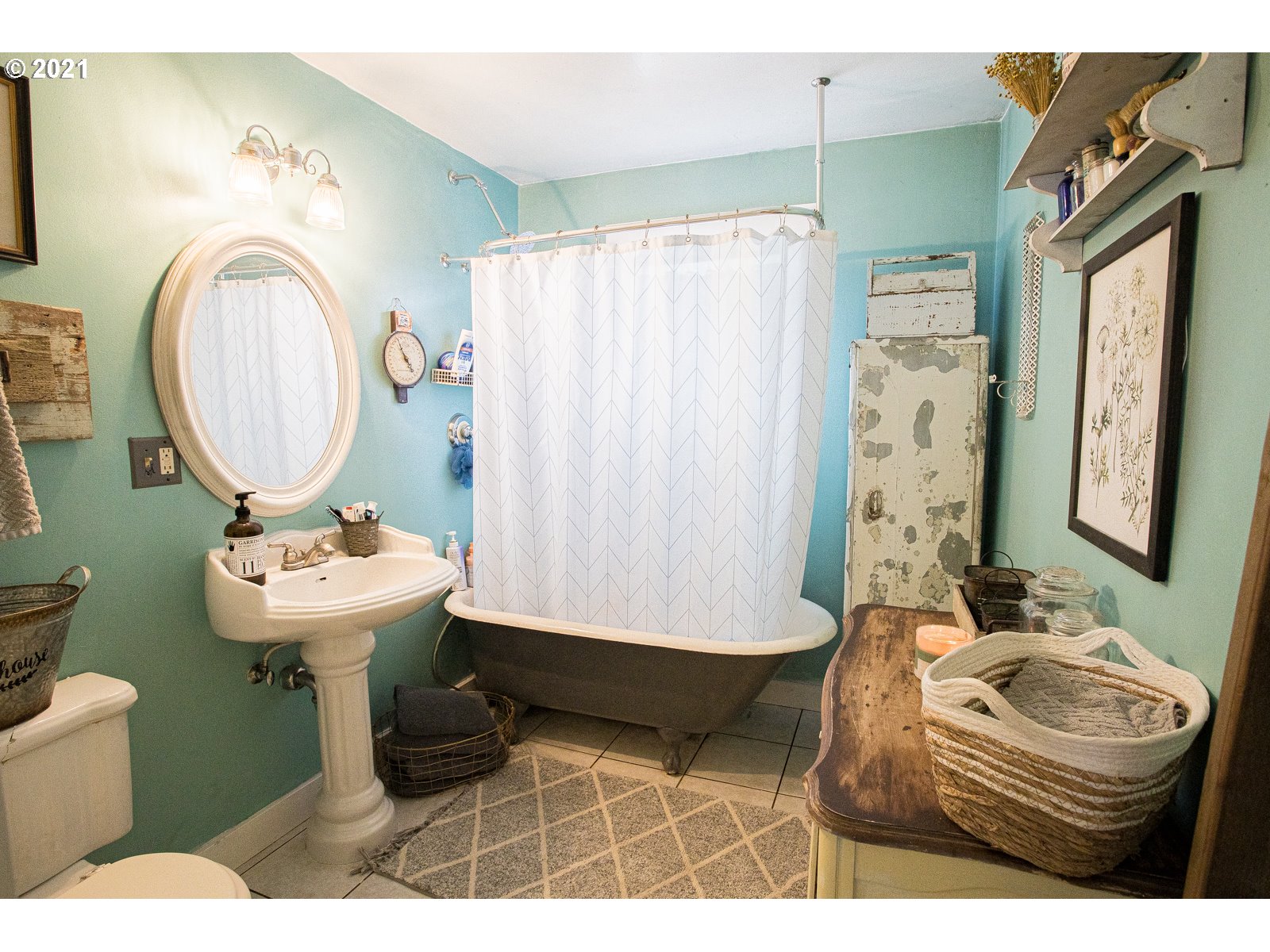 1620 Kellogg Road Springfield, OR 97477 - Photo 13 of 21 a bathroom with a sink a toilet and a mirror
