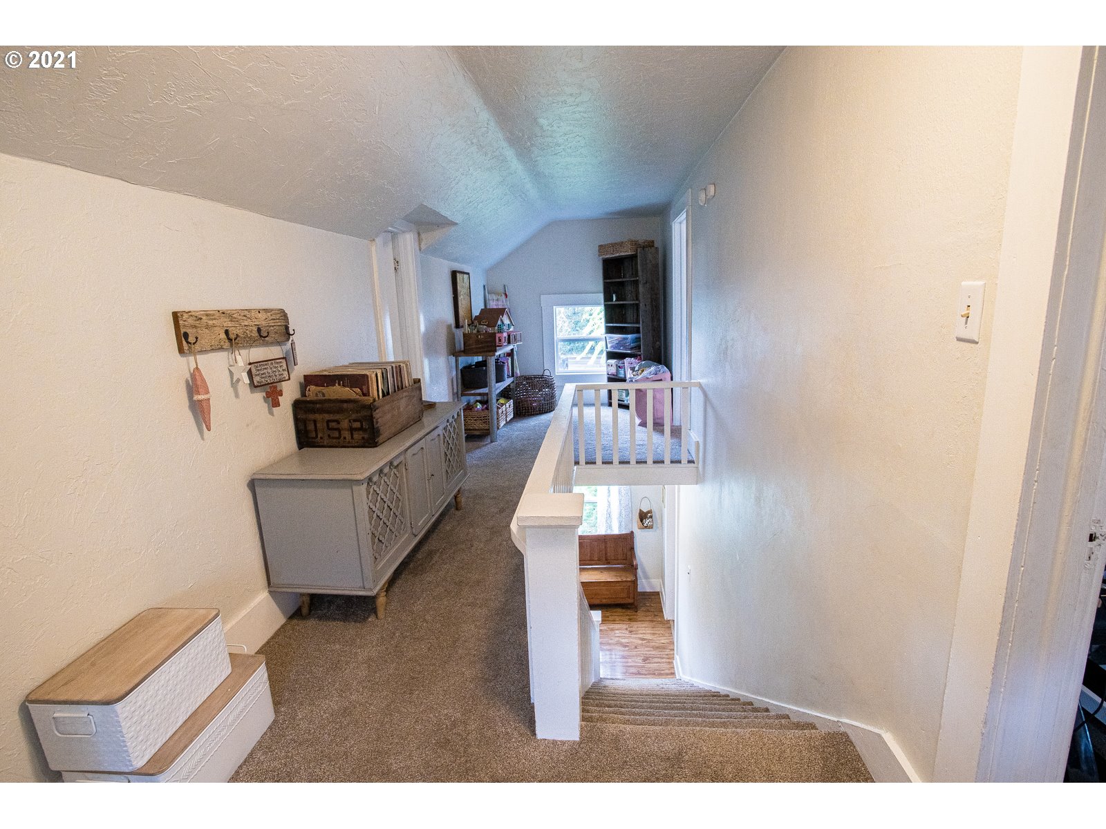 1620 Kellogg Road Springfield, OR 97477 - Photo 14 of 21 a living room with furniture and a flat screen tv
