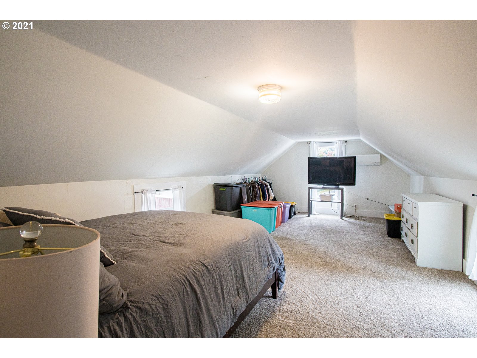 1620 Kellogg Road Springfield, OR 97477 - Photo 16 of 21 a spacious bedroom with a bed and a tv