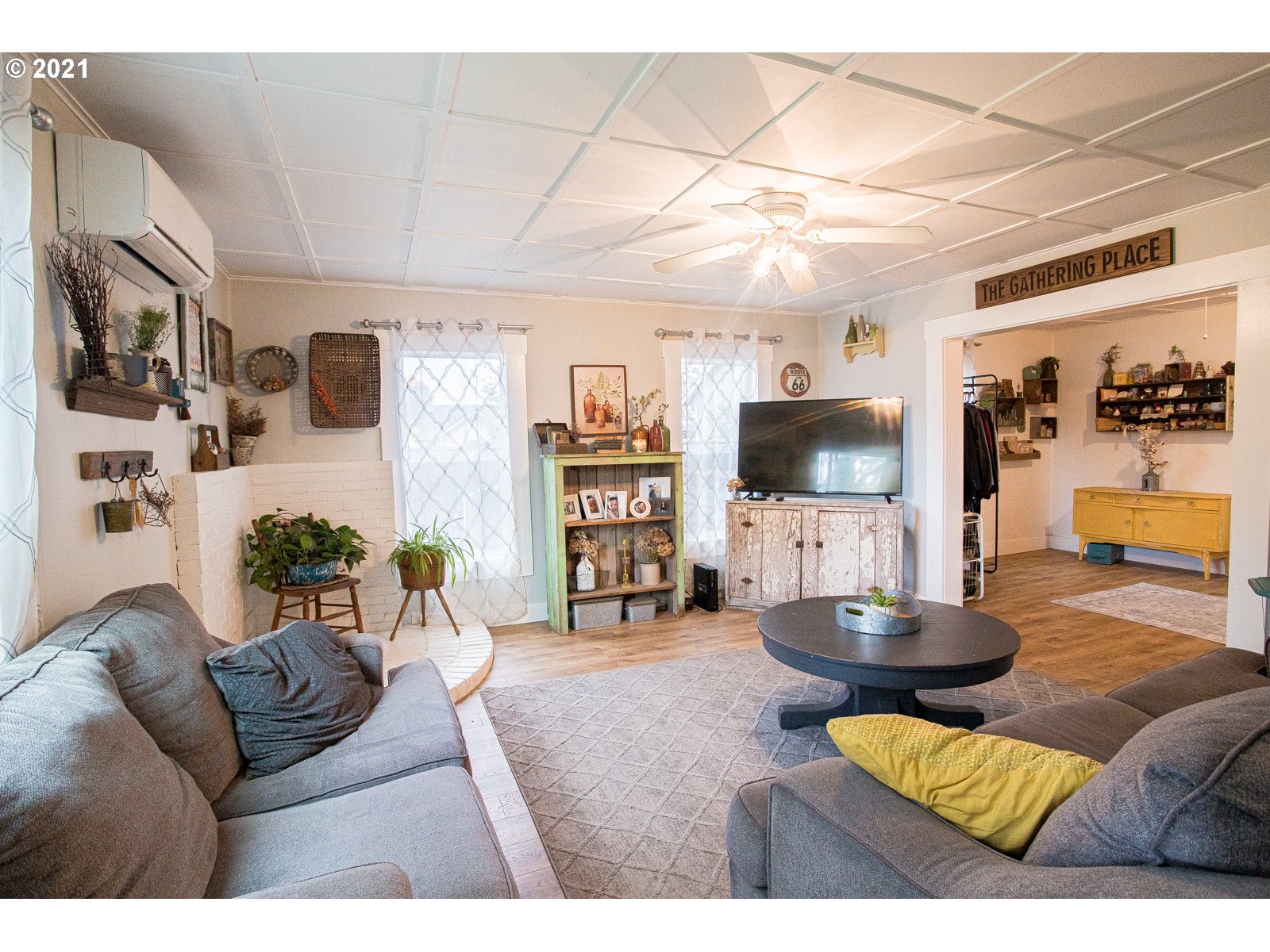 1620 Kellogg Road Springfield, OR 97477 - Photo 10 of 21 a living room with furniture and a flat screen tv
