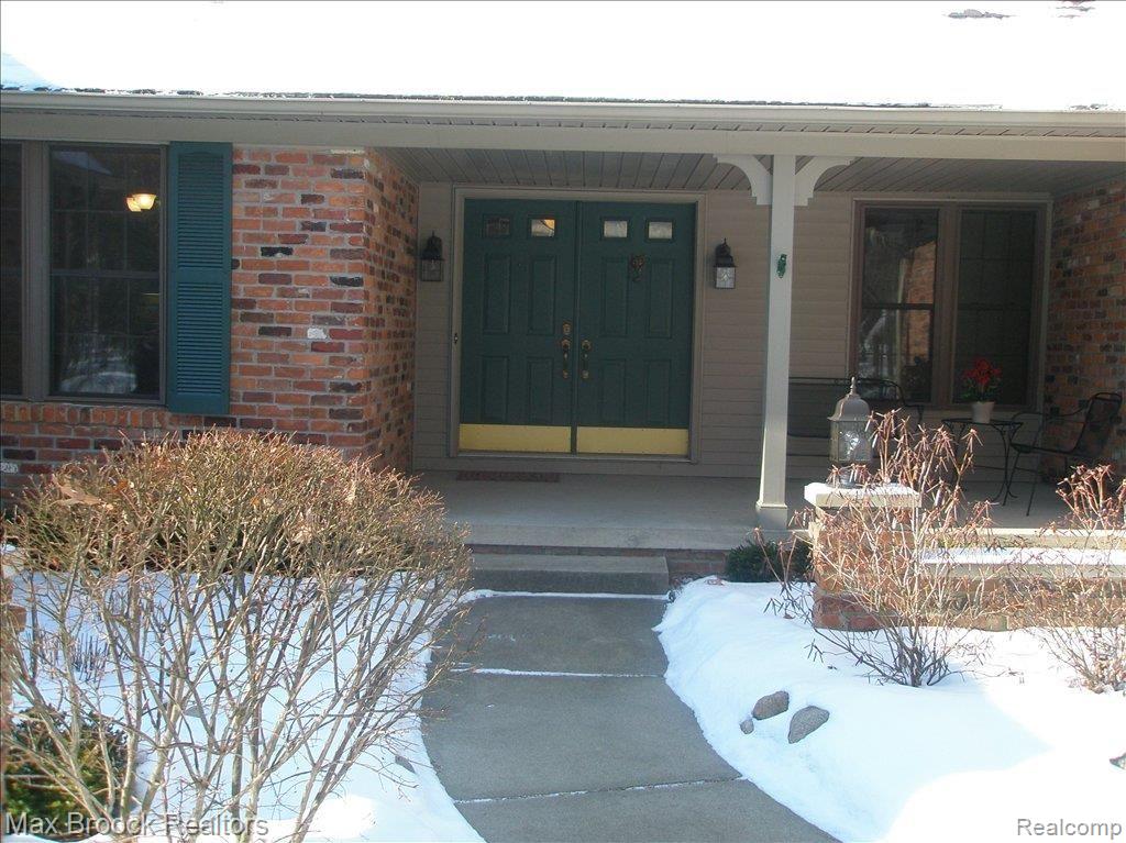 9185 Fox Hollow Road Clarkston, MI 48348 - Photo 3 of 25 Front door