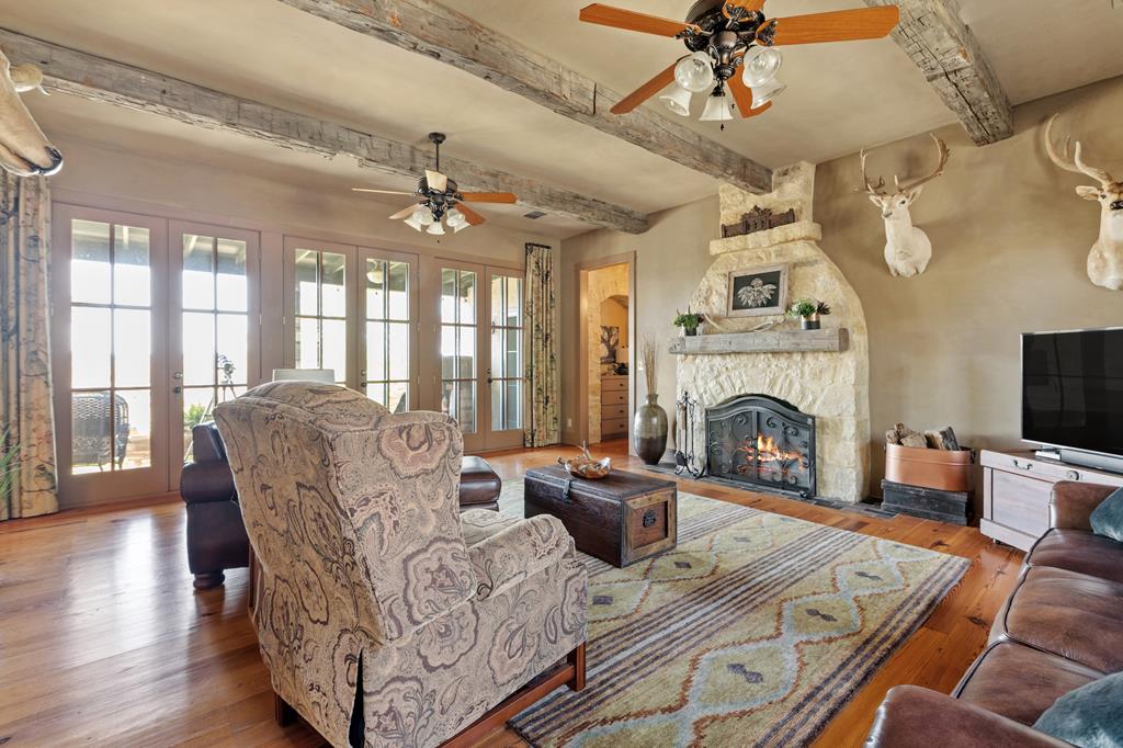 357 YellowJacket Lane Fredericksburg, TX 78624 - Photo 11 of 72 Living room