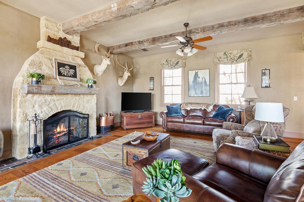 357 YellowJacket Lane Fredericksburg, TX 78624 - Photo 16 of 72 Living room