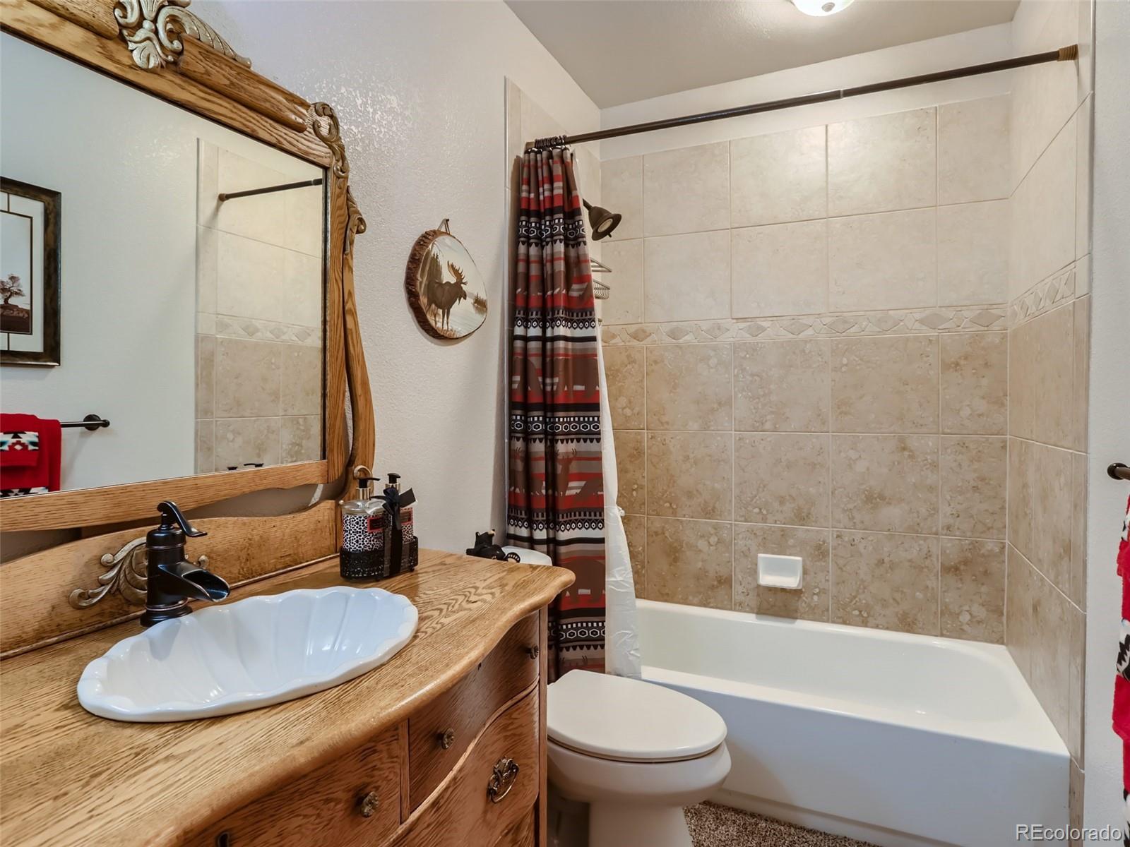 6370 Eagle Court Longmont, CO 80503 - Photo 25 of 39 a bathroom with a sink a toilet and a bathtub