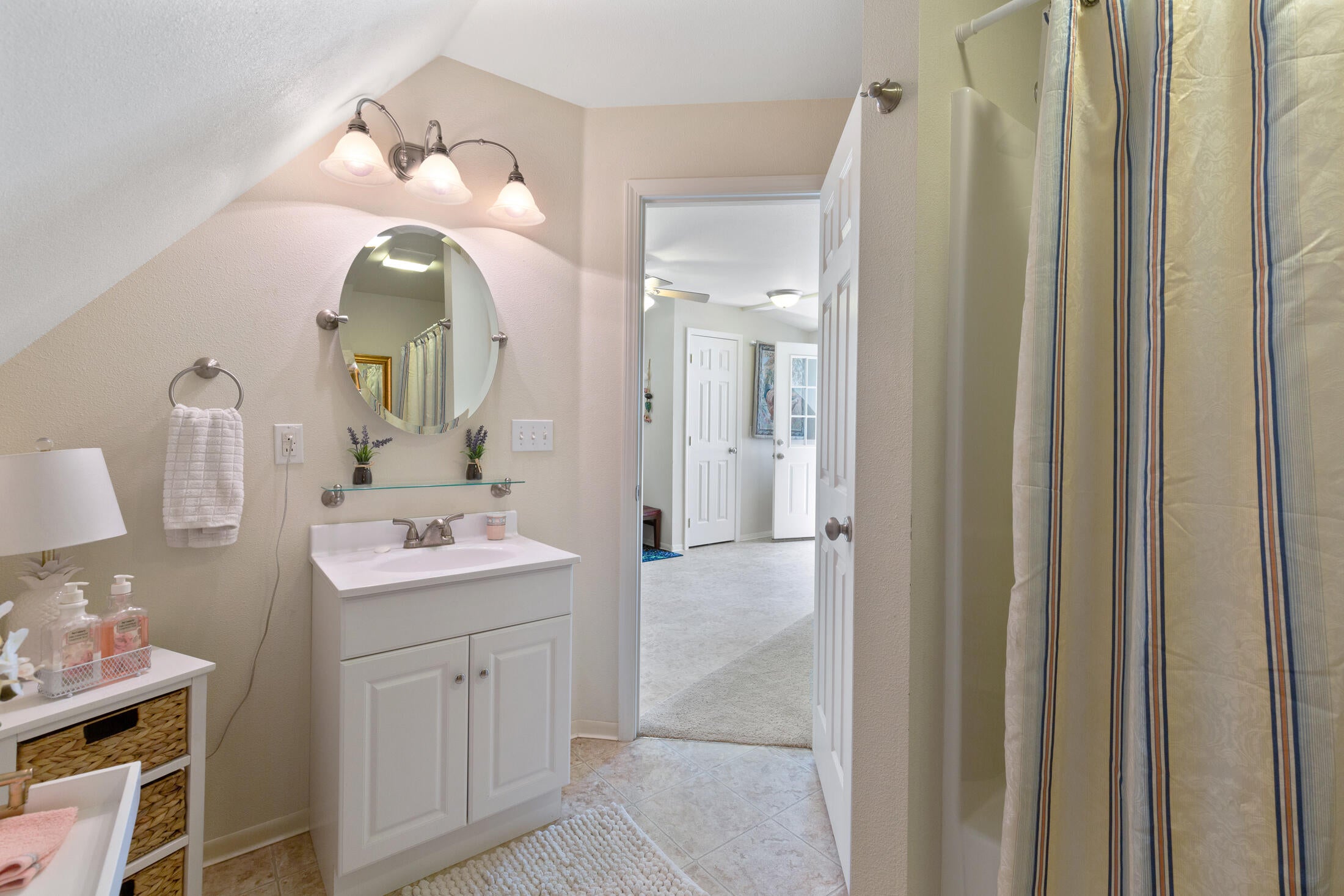 800 Deer Creek Road Selma, OR 97538 - Photo 31 of 42 Studio Bathroom