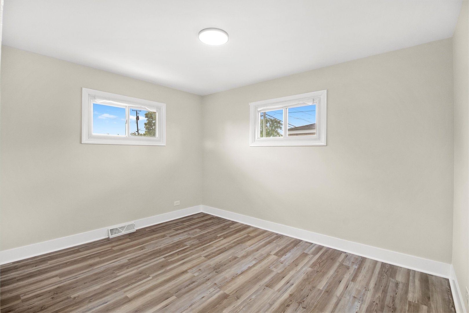 16460 Honore Avenue Markham, IL 60428 - Photo 12 of 38 a view of empty room with wooden floor