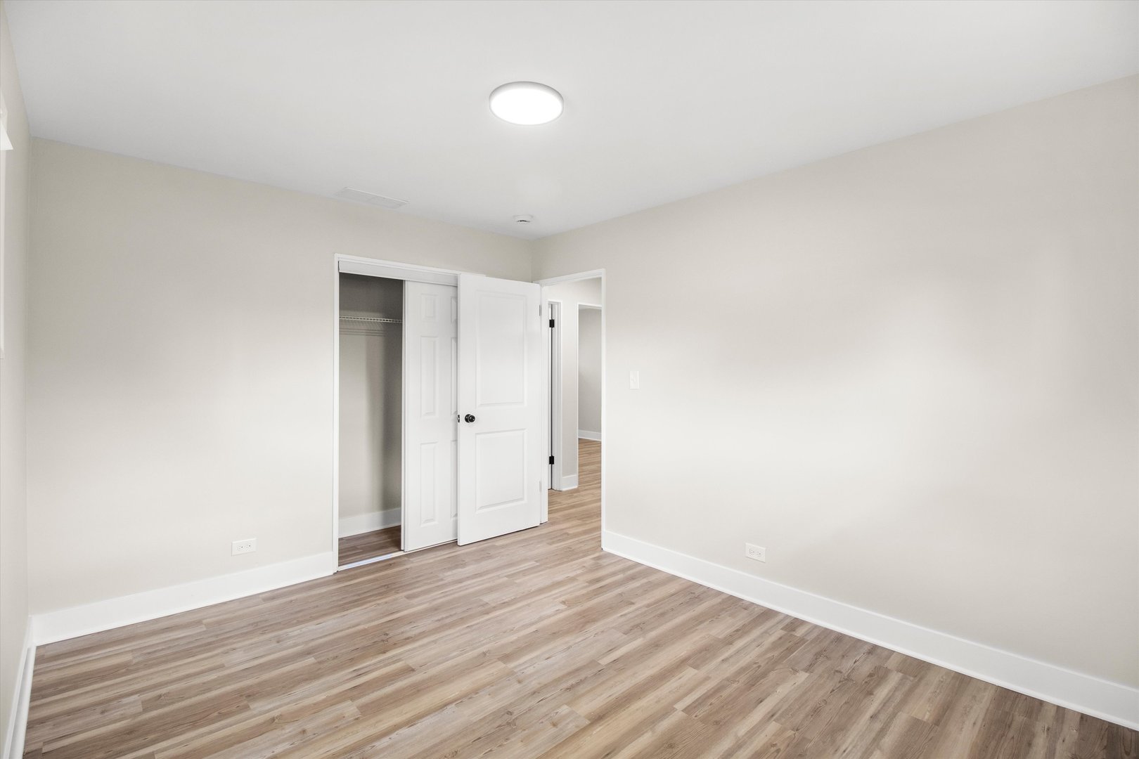 16460 Honore Avenue Markham, IL 60428 - Photo 18 of 38 a view of an empty room and wooden floor
