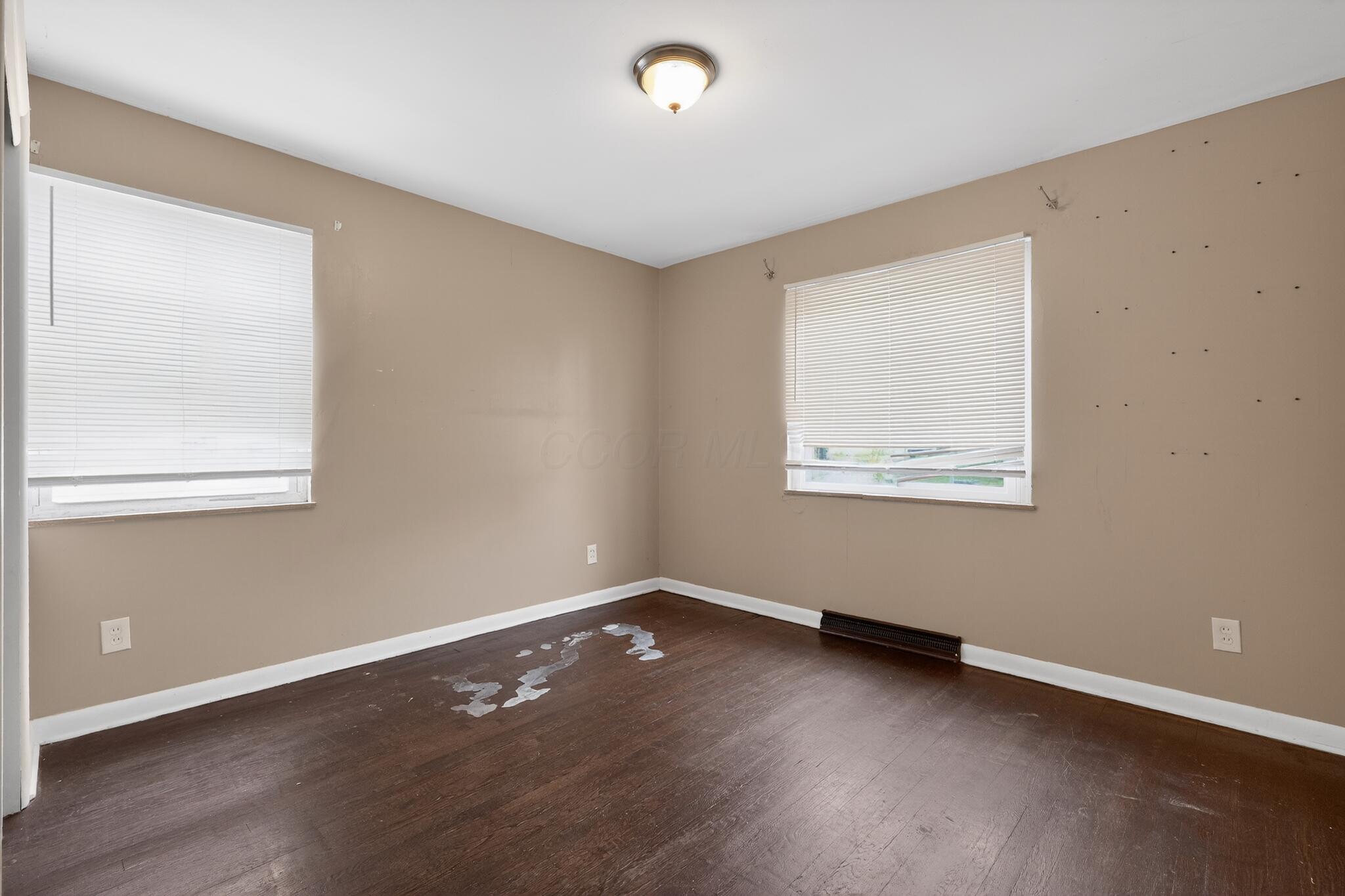 806 South Hampton Road Columbus, OH 43227 - Photo 11 of 30 11_806_S_Hampton_Rd-Living_room-n-20