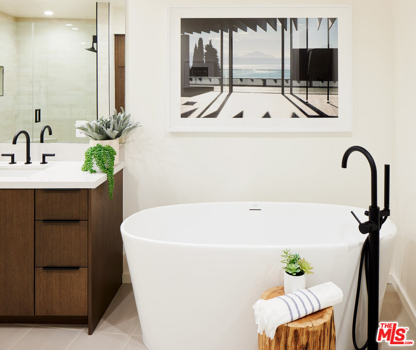 330 Rennie Avenue, Unit 1 Venice, CA 90291 - Photo 15 of 34 a bathroom with a sink and a bathtub