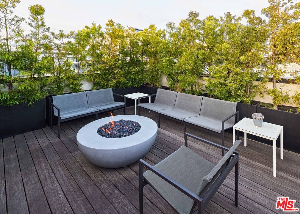 330 Rennie Avenue, Unit 1 Venice, CA 90291 - Photo 19 of 34 a view of a outdoor sitting area with furniture