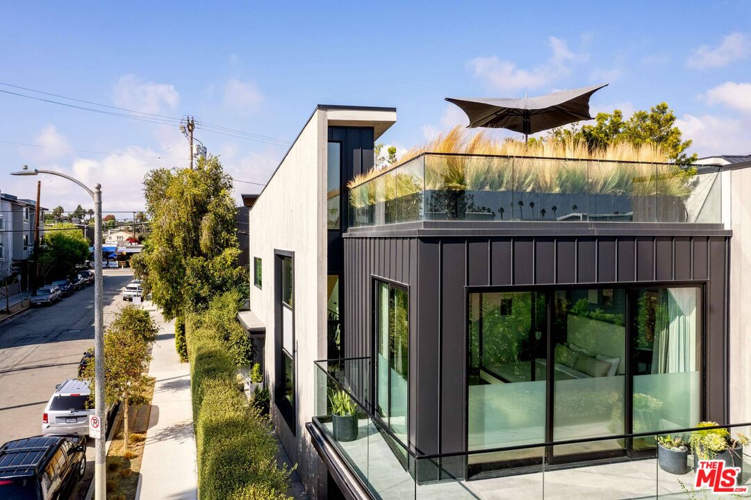 330 Rennie Avenue, Unit 1 Venice, CA 90291 - Photo 21 of 34 a view of a balcony