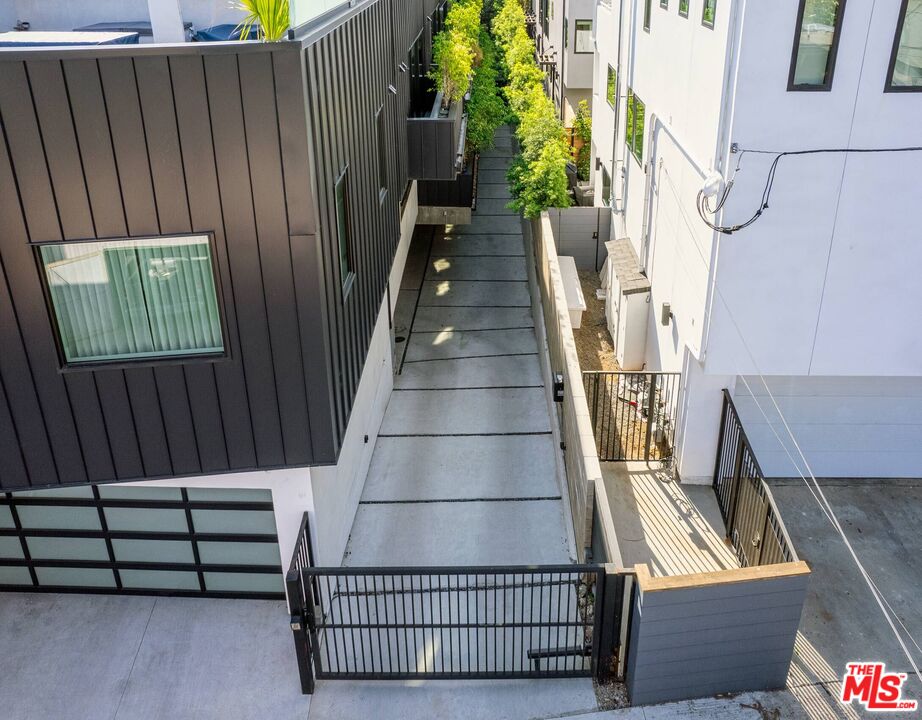 330 Rennie Avenue, Unit 1 Venice, CA 90291 - Photo 31 of 34 a view of entryway with a front door