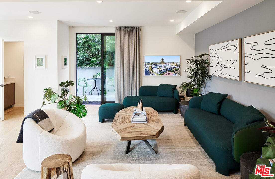 330 Rennie Avenue, Unit 1 Venice, CA 90291 - Photo 5 of 34 a living room with furniture potted plant and a large window