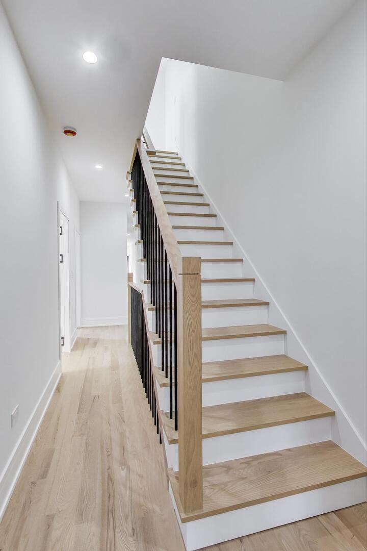 2307 West Foster Avenue, Unit 3 Chicago, IL 60625 - Photo 18 of 48 a view of an entryway